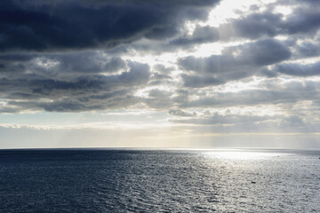 Obraz premium Waves of the Atlantic ocean and morning sky with clouds.