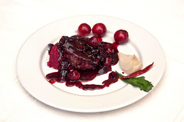 plato de lomo mechado en salsa de cereza con papas cambray