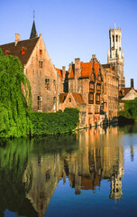 Fototapeta premium Odbicie kościoła Najświętszej Marii Panny w kanale w Brugii w Belgii.