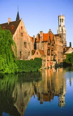 Gordijnen Reflectie in een kanaal in Brugge, België, van de Onze-Lieve-Vrouwekerk. © Bob
