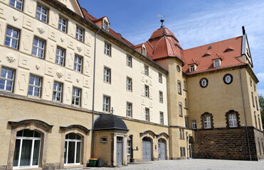Fototapeta na wymiar Schlosshof von Festung Sonnenstein vor strahlend blauem Himmel