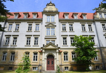 Fototapeta na wymiar Gebäudeteil von Schloss Sonnenstein mit Eingangsportal und Fensterfront