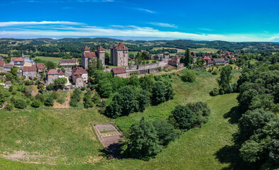 Fototapeta na wymiar Curemonte (Corrèze, France) - Vue aérienne de la cité médiévale