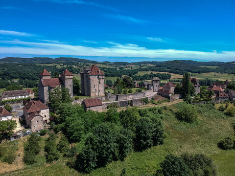 Curemonte (Corr&egrave;ze, France) - Vue a&eacute;rienne des trois ch&acirc;teaux et de l'&eacute;glise Saint Barth&eacute;l&eacute;my