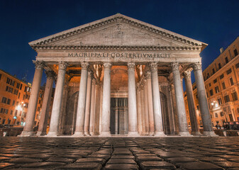 Obraz premium The Pantheon in rome at night