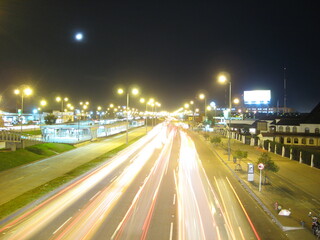 Pasaje urbano nocturno con tráfico 10 pm.