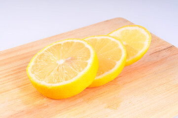 Lemon slices on wooden background. sliced lemon on a wooden board.