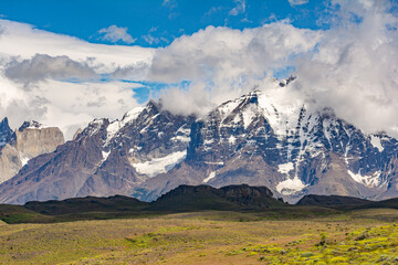 panoramica de grandes montañas - Chalten, Argentina