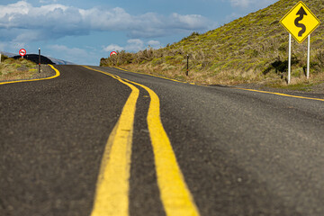 Ruta colorida desde el suelo con vita al horizonte. 