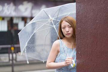 ビニール傘の女性　6月