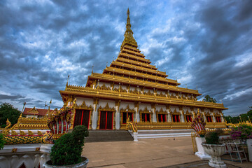Background of the major tourist attractions in Khon Kaen (Phra Mahathat Kaen Nakhon) is a large pagoda with 9 floors, Thai tourists and foreigners come to see the beauty and travel in Thailand always.