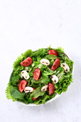 新鮮な野菜サラダ