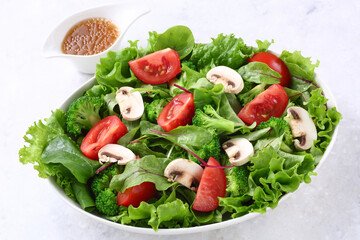 野菜サラダとドレッシング