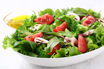 サラダとオリーブオイル