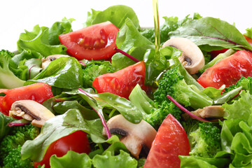 サラダにオリーブオイルをかける