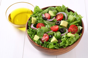 サラダとオリーブオイル