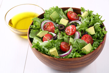 サラダとオリーブオイル