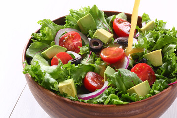 サラダにドレッシングをかける