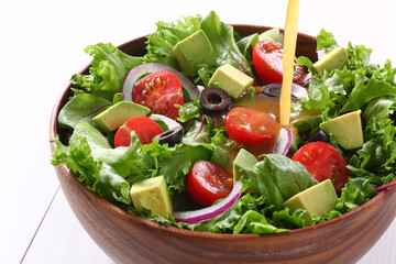 サラダにドレッシングをかける