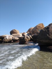 Fototapeta na wymiar rocas en la orilla del mar