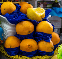 Barraca em mercado com diversas frutas em exposição incluindo laranja, ameixa, mexerica, fruta do...