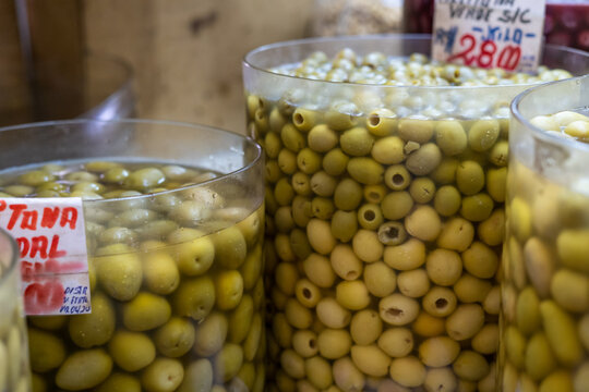 Azeitonas frescas armazenadas para venda