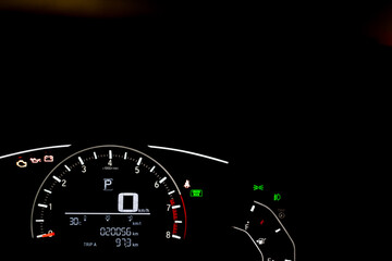 painel de carro mostrando seus marcadores luminosos e coloridos