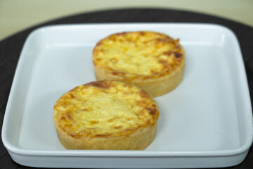 Deliciosos salgados quiches assados 