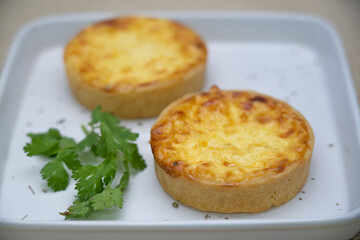 Deliciosos salgados quiches assados 