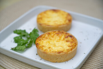 Deliciosos salgados quiches assados 