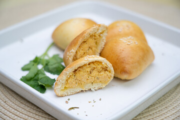 deliciosos salgados de esfiha de carne e frango