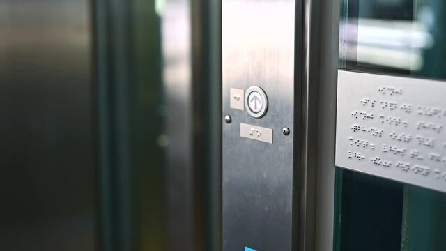 駅構内のエレベーター