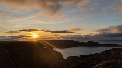 Fototapeta na wymiar Sonnenuntergang am Nordkap auf der Insel Mageroya, Finnmark, Norwegen