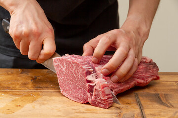 ステーキ肉をカットするシーン