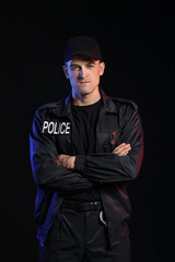 Obraz premium Aggressive police officer on dark background