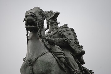 Eine Reiterstatue Viktor Emanuel II. vor dem Dom in Mailand.