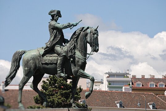 Eine Reiterstatue von Feldherrn Gideon Ernst von Laudon am Maria Theresien Platz in Wien.