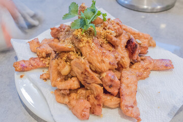 Fried sliced pork with garlic.