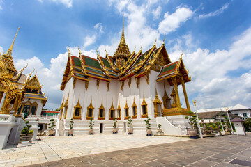Naklejka premium Wat Phra Kaew and Grand Palace in sunny day.