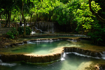 Les bassins formant des plateaux d'eau aux chutes de Kuang Si, à Luang Prabang, au Laos.