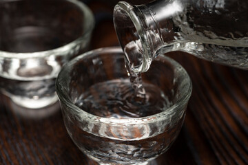 猪口に日本酒を注ぎ入れる