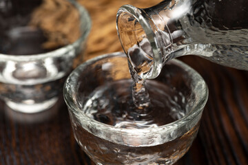 猪口に日本酒を注ぎ入れる