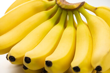 新鮮な1房のバナナ 白バック