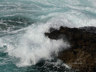 Naklejka premium MAR BRAVÍO. ESPUMA DE MAR ENTRE LAS ROCAS.
