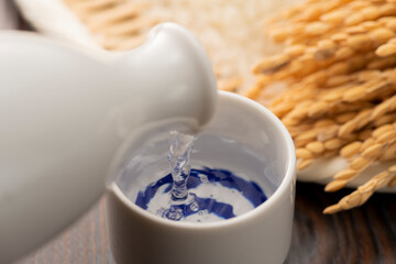 徳利の日本酒を猪口に注ぐ