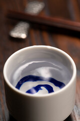 徳利の日本酒を猪口に注ぐ