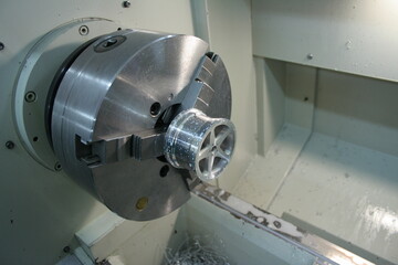 Obraz na płótnie Canvas CNC Felga Frezowanie Toczenie Turning process CNC Metal working 
