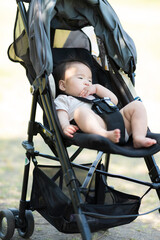 ベビーカーに乗せられてお出かけする赤ちゃん