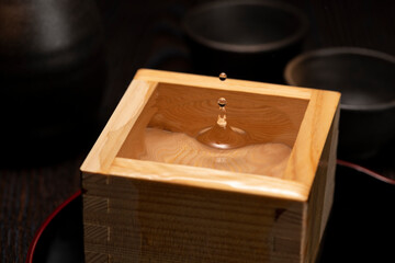 木升になみなみ注いだ日本酒