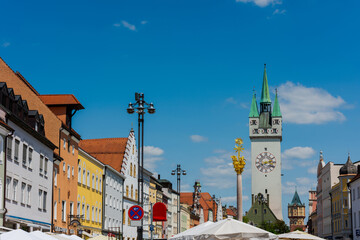 Straubing in Niederbayern, Ortskern Theresienplatz und Stadtturm im Sommer bei blauem Himmel